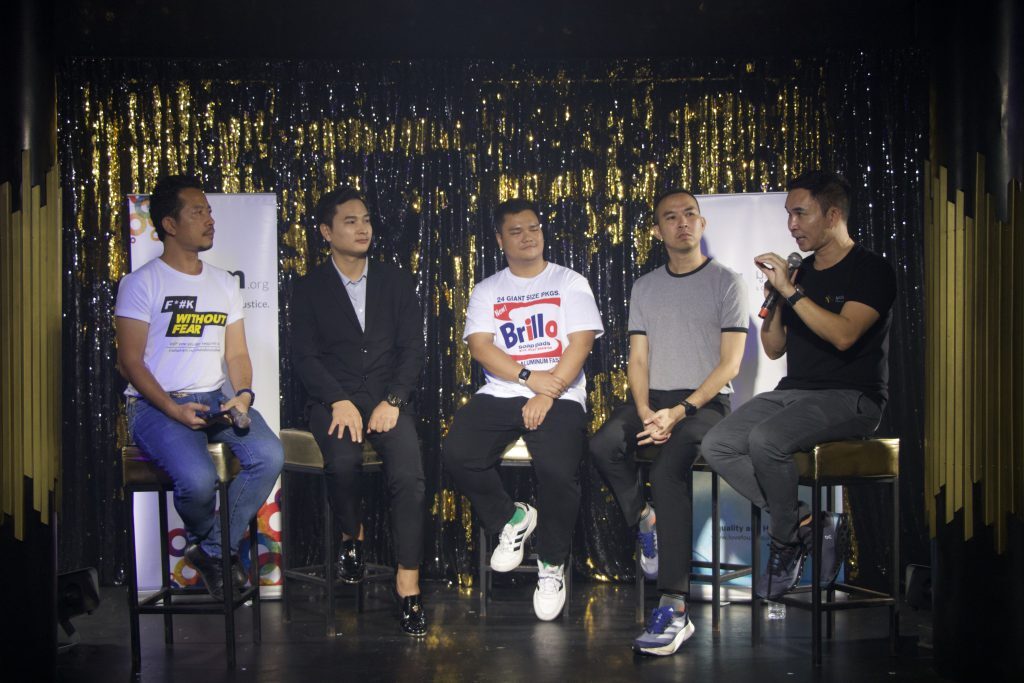 การเสวนา ในหัวข้อ “วิธีการใช้ข้อมูลเพื่อเสริมพลังให้กับชุมชน LGBTQI+ และประชากรกลุ่มหลัก” โดยผู้ร่วมสนทนาทั้ง 5 องค์กร
